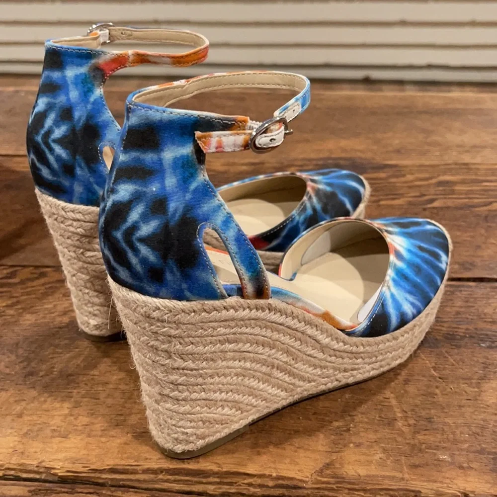 MARC FISHER TEELAN BLUE PATRIOTIC TIE DYE ESPADRILLE WEDGE SANDALS SIZE 8